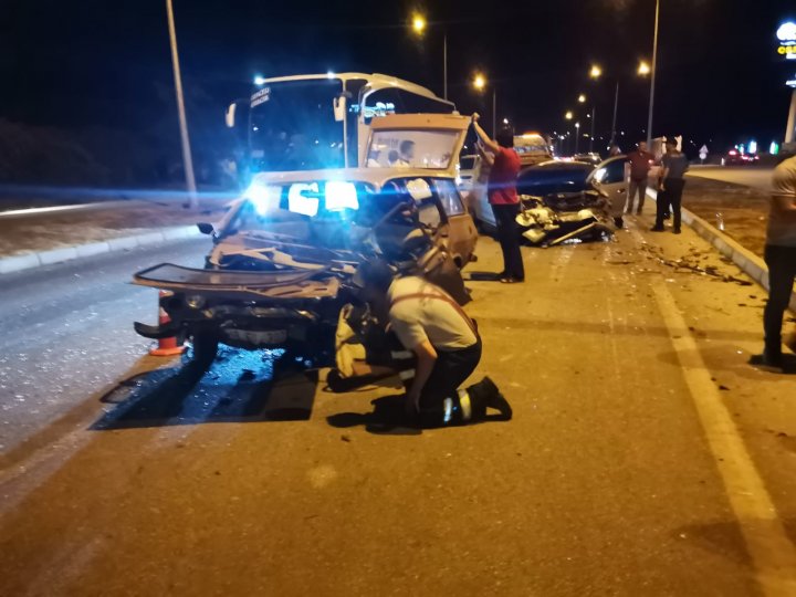 Osmancık'ta iki otomobilin çarpıştığı trafik kazasında 5 kişi yaralandı.